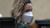 Penampilan Nia Ramadhani di sidang vonis. Berambut pirang dengan setelan hijau yang modis. Foto: Palevi/detikhot
