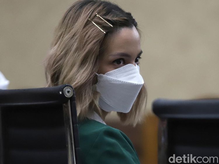 Nia Ramadhani di Sidang Vonis: Rambut Pirang, Modis dan Isak Tangis