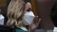 Nia Ramadhani mengusap air matanya saat sidang vonis kasus narkoba. Foto: Palevi/detikhot