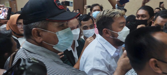 Nia Ramadhani menangis usai divonis 1 tahun bui (Foto: Zunita/detikcom) Nia Ramadhani menangis usai divonis 1 tahun bui (Foto: Zunita/detikcom)