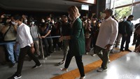 Nia Ramadhani terlihat mengenakan setelah blazer berwarna hijau tua dengan kemeja putih. Ardi Bakrie juga terlihat memakai kemeja putih. Foto: Palevi/detikHOT