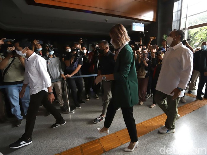 Nia Ramadhani dan Ardi Bakrie sidang