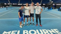 Djokovic melalui pengacaranya langsung mengajukan banding karena marasa mendapat perlakuan tak adil. Djokovic kemudian memenangi banding dengan Hakim Anthony Kelly menyatakan bahwa keputusan Pemerintah Australia yang mencabut visa Djokovic sangat tidak masuk akal. Setelah itu ia pun mengaku telah memulai latihannya jelang Australian Open 2022. (ABC Australia)