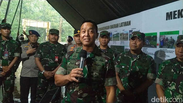 Panglima TNI Andika Perkasa saat melakukan peninjauan pasukan TNI pra penugasan Satgas Yonif Raider 301/PKS Perbantuan kepada Pemda Papua di Ciwidey, Kabupaten Bandung, Selasa (11/1/2022).