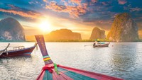 Phuket menempati peringkat ke-5 sebagai destinasi favorit yang terus populer. Pulau terbesar di Thailand ini memiliki semuanya: pantai, hiburan malam, pasar, spa mewah, dan akses mudah. Meski ramai, banyak sudut tenang masih bisa ditemukan bagi mereka yang ingin suasana lebih damai. (Getty Images/primeimages)