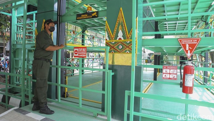 Balai Kota Yogyakarta memiliki fasilitas parkir baru yang menggunakan teknologi hidrolik. Diketahui, bangunan vertikal ini menelan anggaran Rp 2,3 miliar.
