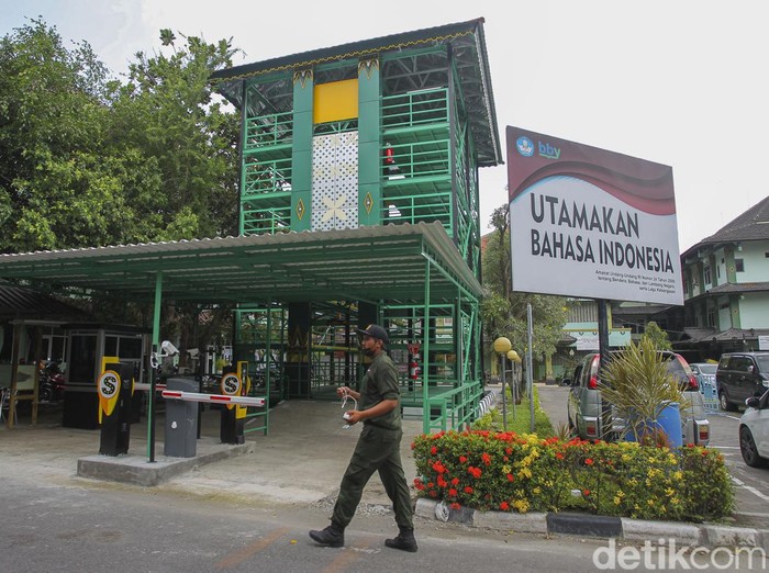 Balai Kota Yogyakarta memiliki fasilitas parkir baru yang menggunakan teknologi hidrolik. Diketahui, bangunan vertikal ini menelan anggaran Rp 2,3 miliar.