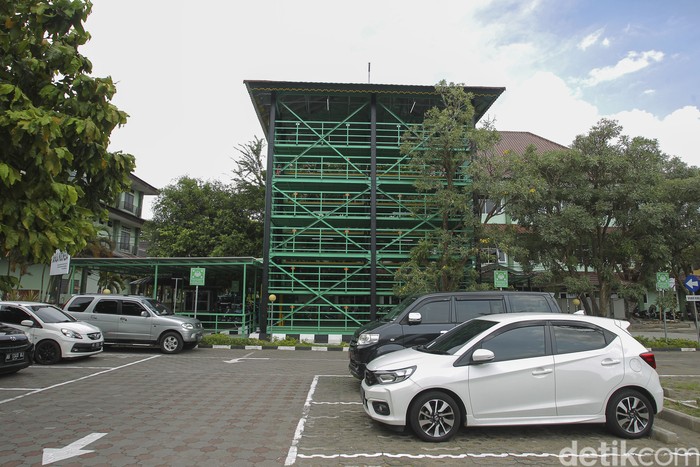 Balai Kota Yogyakarta memiliki fasilitas parkir baru yang menggunakan teknologi hidrolik. Diketahui, bangunan vertikal ini menelan anggaran Rp 2,3 miliar.