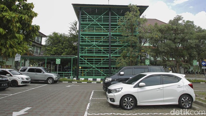 PARKIR HIDROLIK BALAI KOTA JOGJA Balai Kota Yogyakarta memiliki fasilitas parkir baru yang menggunakan teknologi hidrolik. Diketahui, bangunan vertikal ini menelan anggaran Rp 2,3 miliar.