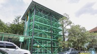 Warga melintas di depan bangunan parkiran vertikal yang terdapat di Balaikota Yogyakarta, Selasa (11/1/2022).