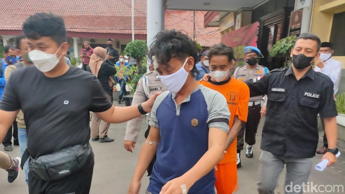 Polres Cirebon Kota menetapkan dua tersangka dalam kasus tabrak lari yang viral. Kedua tersangka itu adalah pengemudi mabuk berinisial RNM, dan rekannya CH.