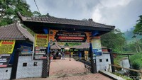 Wisata ke Gunung Ijen tak melulu harus mendaki gunung. Traveler yang ingin bersantai, bisa lho datang ke Pemandian Air Panas Blawan di Desa Kalianyar, Kecamatan Ijen, Kabupaten Bondowoso. (Putu Intan/detikcom)