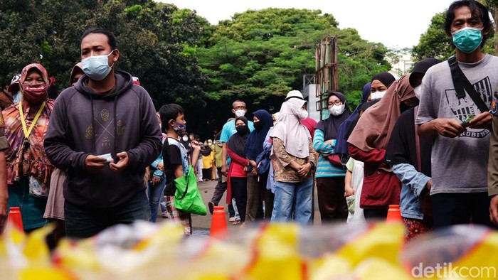 Pemerintah Wanti-wanti Gelombang Omicron, Prokes Jangan Kendor Pemerintah menyebut Indonesia akan menghadapi gelombang varian Omicron baru. Peningkatan kasus Omicron disebut lebih cepat berkembang ketimbang COVID-19 varian Delta.