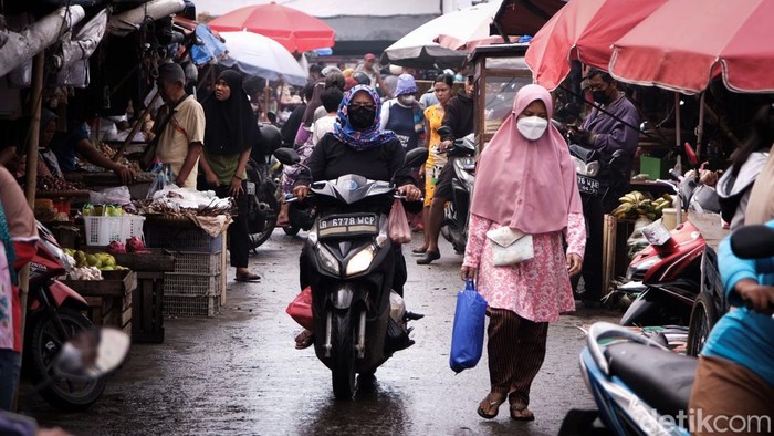 Pemerintah menyebut Indonesia akan menghadapi gelombang varian Omicron baru. Peningkatan kasus Omicron disebut lebih cepat berkembang ketimbang COVID-19 varian Delta.
