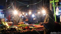 Warga beraktifitas di pasar di di Tangerang Selatan, Selasa (11/1/2022).  Melalui sejumlah langkah antisipasi yang telah disiapkan oleh pemerintah, Menkes meyakini gelombang kenaikan kasus akibat Omicron bisa cepat dikendalikan.