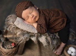 7 Potret Menggemaskan Bayi Artis Berbusana Adat di Pemotretan Newborn