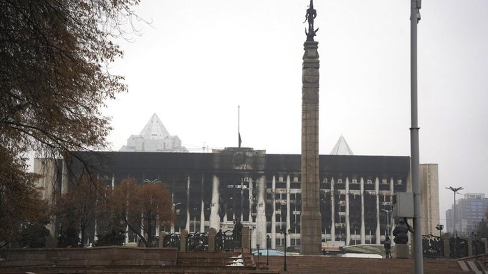 Penampakan Gedung Balai Kota Kazakhstan Usai Kerusuhan A view of the city hall building after clashes in the central square blocked by Kazakhstan troops and police in Almaty, Kazakhstan, Monday, Jan. 10, 2022. The National Security Committee, Kazakhstan's counterintelligence and anti-terrorism agency, said that the situation in the country has