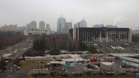 Pemandangan gedung balai kota, kanan, setelah bentrokan di alun-alun yang diblokir oleh pasukan dan polisi Kazakhstan di Almaty, Kazakhstan, Senin, (10/1/2022). (AP/Vasily Krestyaninov)