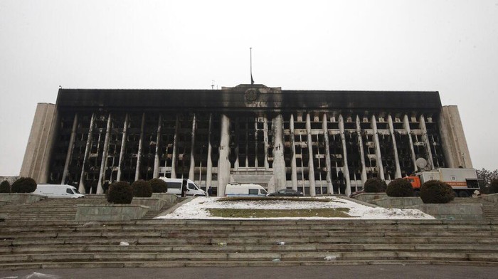 Penampakan Gedung Balai Kota Kazakhstan Usai Kerusuhan A view of the city hall building after clashes in the central square blocked by Kazakhstan troops and police in Almaty, Kazakhstan, Monday, Jan. 10, 2022. The National Security Committee, Kazakhstan's counterintelligence and anti-terrorism agency, said that the situation in the country has