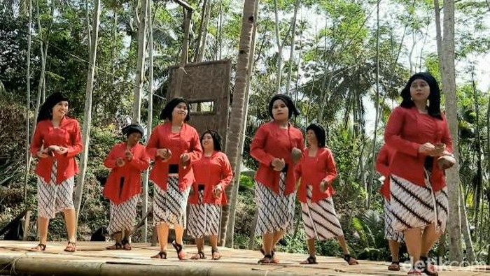 Penari Benjang Batok Saung Angklung Mang Koko
