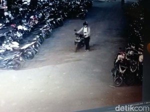 Nyamar Jadi Karyawan, Pelaku Curanmor Terekam CCTV Curi Motor di Pabrik Kayu