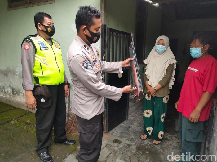 Pria di Kediri melakukan percobaan bunuh diri dengan menembakkan senapan angin ke kepala. Ia diduga depresi setelah kena PHK dari tempatnya bekerja.