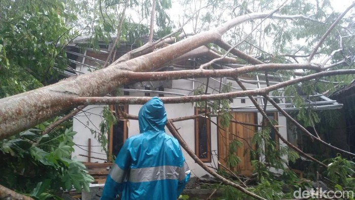 Hujan deras dan angin kencang yang terjadi di wilayah Kota Tasikmalaya, Selasa (11/1/2022) petang mengakibatkan sejumlah rumah warga di Kelurahan Singkup Kecamatan Purbaratu mengalami kerusakan.