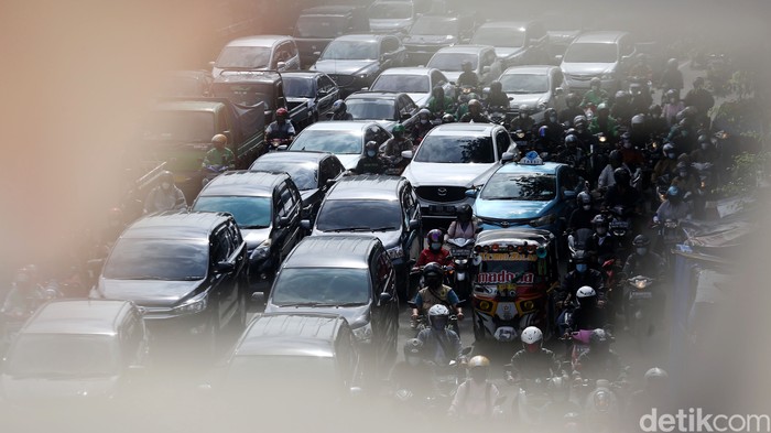 Kendaraan terjebak kemacetan di Kawasan Pasar Gembrong arah Tebet, Jakarta Timur, Selasa (11/1/2021). Kendaraan melaju sangat pelan karena padatnya volume kendaraan.