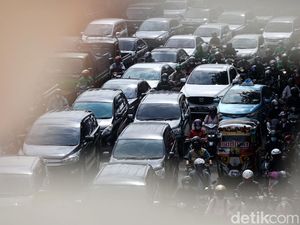 Potret Macet Panjang di Jalan Basuki Rahmat Arah Tebet Pagi Ini