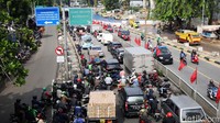 Macet panjang terjadi di ruas jalan yang mengarah ke Tebet. Sementara arah sebaliknya tampak lancar.
