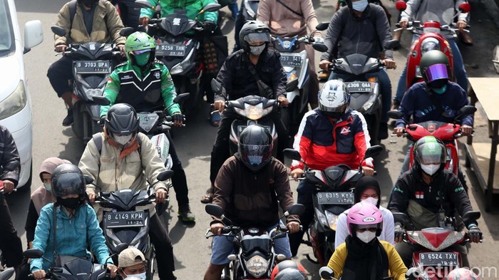 Kendaraan terjebak kemacetan di Kawasan Pasar Gembrong arah Tebet, Jakarta Timur, Selasa (11/1/2021). Kendaraan melaju sangat pelan karena padatnya volume kendaraan.