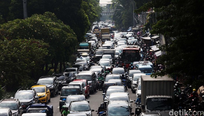 Kendaraan terjebak kemacetan di Kawasan Pasar Gembrong arah Tebet, Jakarta Timur, Selasa (11/1/2021). Kendaraan melaju sangat pelan karena padatnya volume kendaraan.