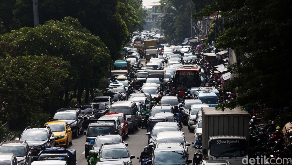 Kendaraan terjebak kemacetan di Kawasan Pasar Gembrong arah Tebet, Jakarta Timur, Selasa (11/1/2021). Kendaraan melaju sangat pelan karena padatnya volume kendaraan.