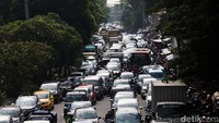 Kemacetan terjadi mulai dari flyover Tebet hingga Pasar Gembrong.