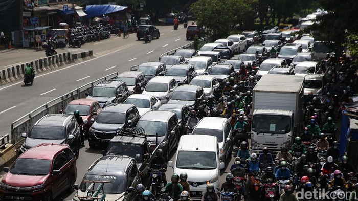 Potret Macet Panjang di Jalan Basuki Rahmat Arah Tebet Pagi Ini Kendaraan terjebak kemacetan di Kawasan Pasar Gembrong arah Tebet, Jakarta Timur, Selasa (11/1/2021). Kendaraan melaju sangat pelan karena padatnya volume kendaraan.