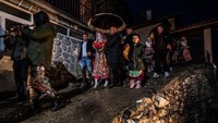 Muslim Nefie Eminkova berjalan di jalan dengan riasan tradisional pada hari pernikahannya.