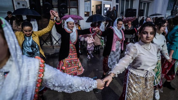 Muslim menari tarian tradisional Bulgaria Horo saat mereka merayakan hari pernikahan pengantin wanita Nefie Eminkova dan pengantin pria Shaban Kiselov. Muslim menari tarian tradisional Bulgaria Horo saat mereka merayakan hari pernikahan pengantin wanita Nefie Eminkova dan pengantin pria Shaban Kiselov.