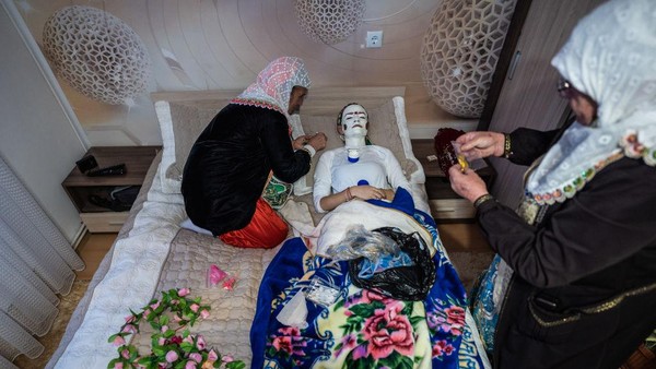 Pernikahan berlanjut dua atau tiga hari dan pengantin wanita harus menikah dengan mata tertutup.