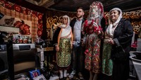 Pengantin pria Muslim Shaban Kiselov, (kiri) dan pengantin wanita Nefie Eminkova, (kanan) berfoto bersama teman-teman di depan mahar pada hari pernikahan mereka.