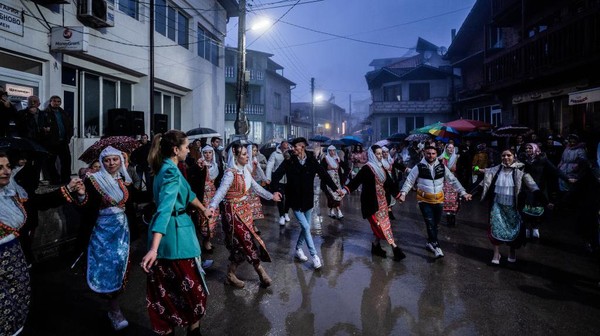 Pomak Bulgaria atau tradisi pernikahan unik dari Ribnovo ini hanya ada pada musim dingin yang hingga kini masih dipertahankan. Pomak Bulgaria atau tradisi pernikahan unik dari Ribnovo ini hanya ada pada musim dingin yang hingga kini masih dipertahankan.