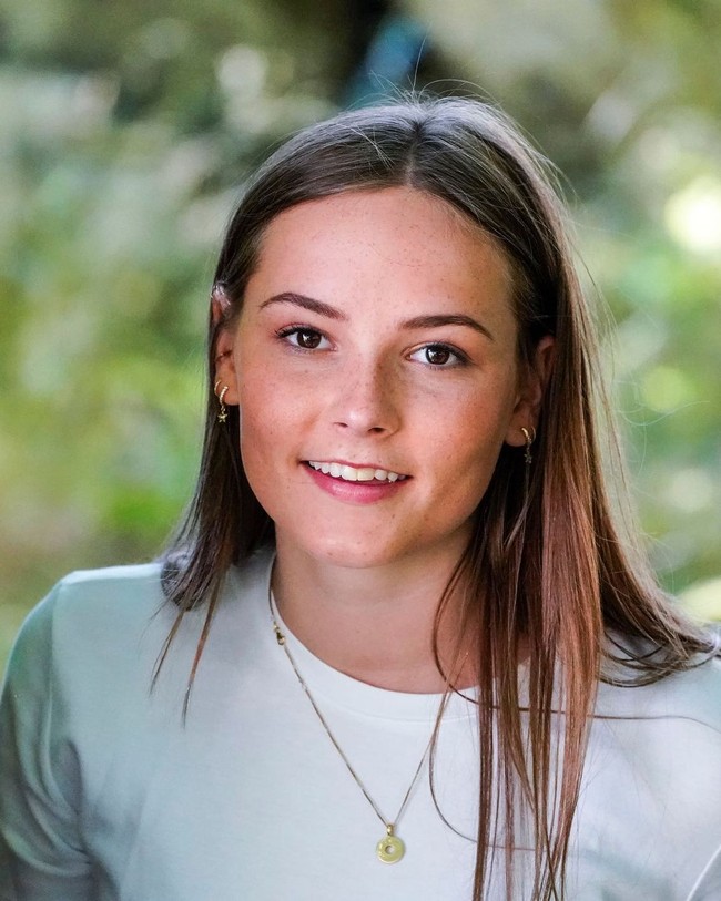 Putri terlalu muda untuk menyajikan alkohol tapi dia harus bekerja dengan cuci piring dan membersihkan. Sebuah pekerjaan yang kamu mungkin pikir tidak cocok untuk masa depan Norwegia tapi bukan suatu kebetulan orang tuanya mendorongnya untuk melakukan itu, kata perwakilan kerajaan kepada Svensk Dam.Foto: Instagram @detnorskekongehus