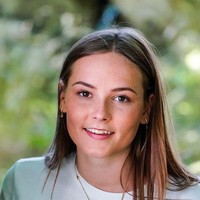 Putri terlalu muda untuk menyajikan alkohol tapi dia harus bekerja dengan cuci piring dan membersihkan. Sebuah pekerjaan yang kamu mungkin pikir tidak cocok untuk masa depan Norwegia tapi bukan suatu kebetulan orang tuanya mendorongnya untuk melakukan itu, kata perwakilan kerajaan kepada Svensk Dam.Foto: Instagram @detnorskekongehus