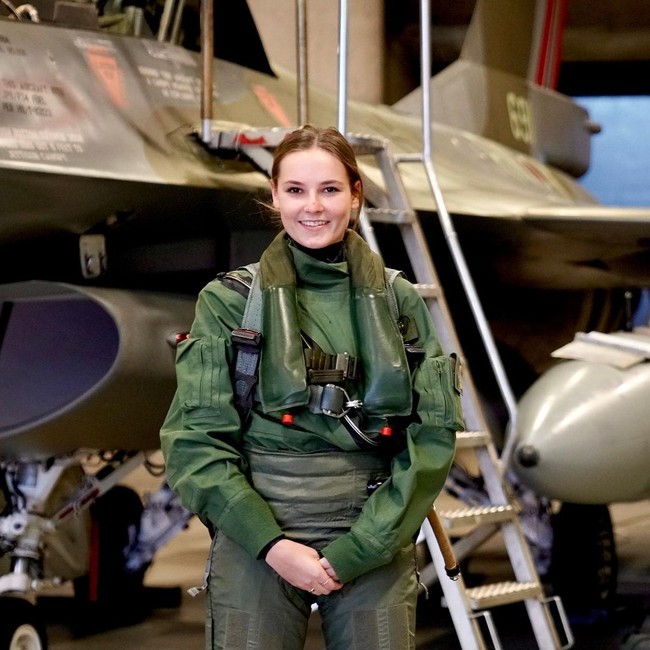 Selain belajar jadi co-pilot, Putri Norwegia ini pernah mencoba jadi tukang cuci piring di sebuah restoran Italia. Itu menjadi pekerjaan pertamanya yang dilakukan selama liburan musim panas. Namun dipastikan jika ia tidak menyajikan alkohol. Foto: Instagram @detnorskekongehus