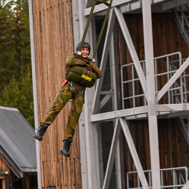Dalam foto yang diunggah di Instagram resmi keluarga kerajaan Norwegia, Putri Ingrid terlihat memakai seragam tentara angkatan udara. Ia duduk di bangku belakang pesawat sebagai co-pilot. Selain belajar terbang, sang putri juga latihan fisik dan berkumpul dengan para tentara wanita untuk belajar lebih lanjut.Foto: Instagram @detnorskekongehus