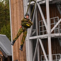 Dalam foto yang diunggah di Instagram resmi keluarga kerajaan Norwegia, Putri Ingrid terlihat memakai seragam tentara angkatan udara. Ia duduk di bangku belakang pesawat sebagai co-pilot. Selain belajar terbang, sang putri juga latihan fisik dan berkumpul dengan para tentara wanita untuk belajar lebih lanjut.Foto: Instagram @detnorskekongehus