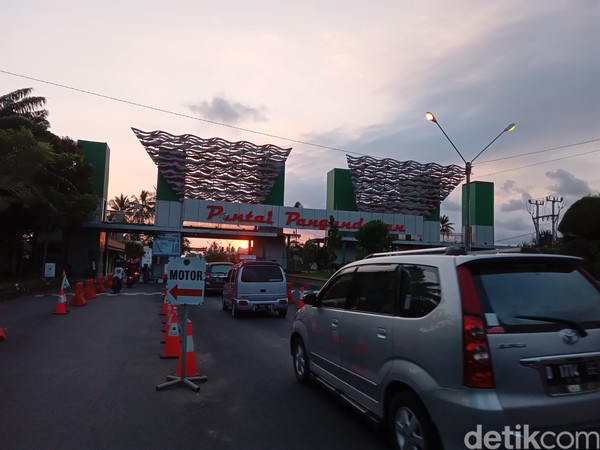 Sehingga jumlah pengunjung dalam sepekan objek wisata di Kabupaten Pangandaran telah dikunjungi 382.159 orang dengan pendapatan Rp1.860.915.000 Sehingga jumlah pengunjung dalam sepekan objek wisata di Kabupaten Pangandaran telah dikunjungi 382.159 orang dengan pendapatan Rp1.860.915.000