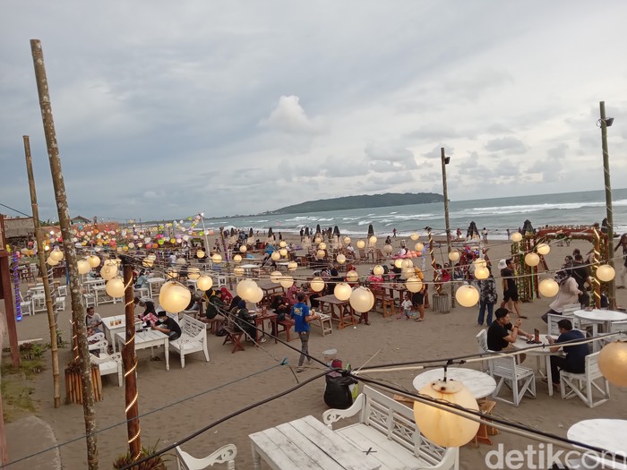 Ribuan Wisatawan Serbu Wisata Pangandaran Saat Weekday