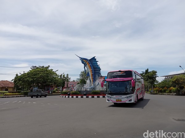 Kepala Dinas Pariwisata dan Kebudayan Kabupaten Pangandaran Tonton Guntari mengatakan, wisatawan yang masuk awal tahun baru mulai melesat pada pekan pertama. Wisatawan berangsur ramai pasca liburan tahun baru, kata Tonton kepada detikcom. Kepala Dinas Pariwisata dan Kebudayan Kabupaten Pangandaran Tonton Guntari mengatakan, wisatawan yang masuk awal tahun baru mulai melesat pada pekan pertama. Wisatawan berangsur ramai pasca liburan tahun baru, kata Tonton kepada detikcom.