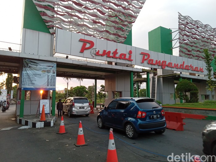 Ribuan Wisatawan Serbu Wisata Pangandaran Saat Weekday Ribuan Wisatawan Serbu Wisata Pangandaran Saat Weekday