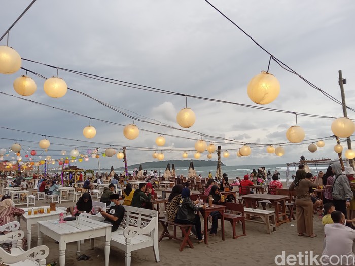 Ribuan Wisatawan Serbu Wisata Pangandaran Saat Weekday
